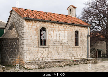 Kleine Kirche im Zentrum von Buenos Aires (Insel Cres, Kroatien) an einem bewölkten Tag im Frühling Stockfoto