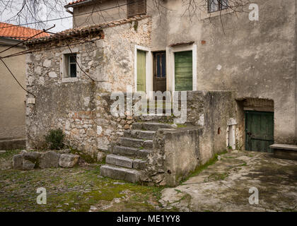 Eingänge der alten Häuser in Beli (Insel Cres, Kroatien) an einem bewölkten Tag im Frühling Stockfoto
