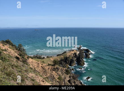 Küsten ansehen und Felsen gesehen von Cape Byron (NSW, Australien). Wellen, die in die Felsen. Stockfoto