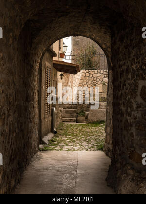 Gasse in Beli (Insel Cres, Kroatien) an einem bewölkten Tag im Frühling Stockfoto