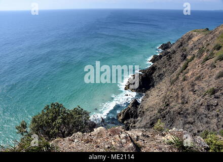 Küsten ansehen und Felsen gesehen von Cape Byron (NSW, Australien). Wellen, die in die Felsen. Stockfoto