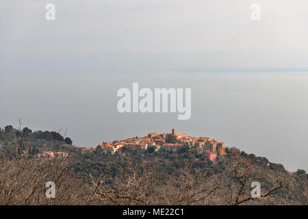 Das alte Dorf Beli (Insel Cres, Kroatien) vor dem Meer an einem bewölkten Tag im Frühling Stockfoto