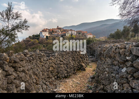 Das alte Dorf Beli (Insel Cres, Kroatien), Steinmauern an einem bewölkten Tag im Frühling Stockfoto