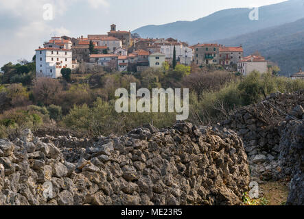 Das alte Dorf Beli (Insel Cres, Kroatien), Steinmauern an einem bewölkten Tag im Frühling Stockfoto