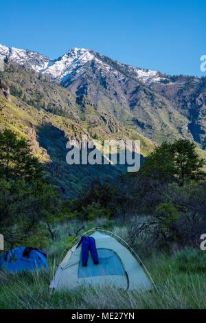 Hells Canyon, Snake River, tiefste Schlucht in Nordamerika (7900 Fuß), bildet die Grenze zwischen Idaho und Oregon. Abend Camp am 5. Tag Floßfahrt. Photogrp Stockfoto