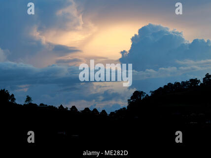 Sonnenuntergang über einem kleinen Mae Rim Bergdorf in der Nähe von Chiang Mai, Thailand Stockfoto