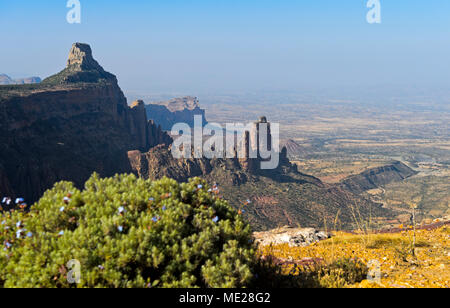 Großen Afrikanischen Grabenbruch, nördlichen Ausläufern mit koraro Felsnadeln in den Bergen, in der Nähe von Gheralta Hawzen, Tigray, Äthiopien Stockfoto