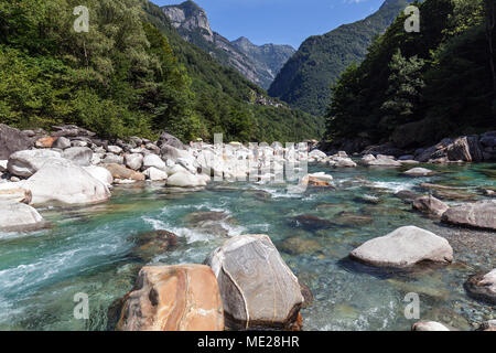 Verzasca Lavertezzo Fluss zwischen und Brione, Verzascatal, Valle Verzasca, Tessin, Schweiz Stockfoto