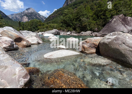 Große Steine im Fluss Verzasca zwischen Lavertezzo und Brione, Verzascatal, Valle Verzasca, Tessin, Schweiz Stockfoto