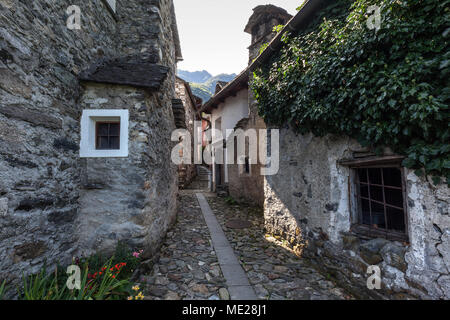 Typische Tessiner Häuser aus Stein in einer schmalen Gasse im Bergdorf Bordei, Centovalli, Kanton Tessin, Schweiz Stockfoto