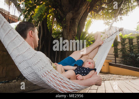 Kind und Vater sind Schlafen in der Hängematte Stockfoto