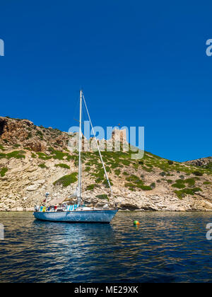 Segelboot im Hafen hinter ihm schloss, Cabrera Colònia de Sant Jordi, Cabrera Nationalpark Cabrera Archipelago, Mallorca Stockfoto