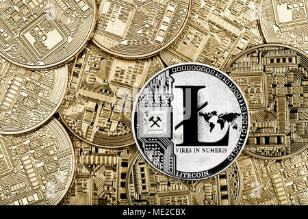 Symbol Bild digitale Währung, Silber münze Litecoin unter physischen Gold Münzen Stockfoto