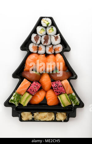 Sushi Teller in Form einer Weihnachtsbaum mit Maki, UraMaki, Nigiri mit Lachs, Thunfisch, Aal, frischem Ingwer. Stockfoto