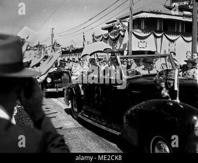 Königin Elizabeth II. geht durch die Straßen von Brisbane. Stockfoto