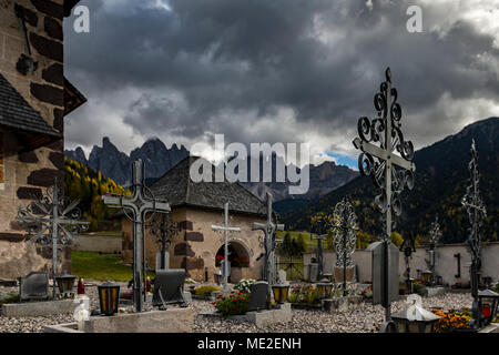 Gipfel der Geislerspitzen mit Friedhof im Vordergrund, Villnößtal, St. Magdalena, Südtirol, Italien Stockfoto