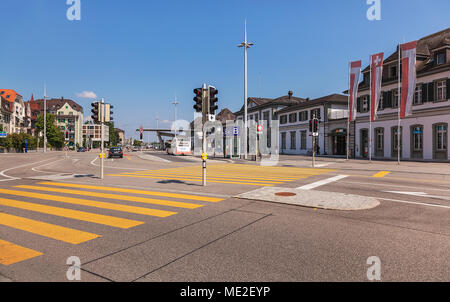 Solothurn, Schweiz - 19 Juli, 2013: Verkehr und Fußgänger auf Hauptbahnhofplatz Square in der Stadt Solothurn. Die Stadt Solothurn ist die Gap Stockfoto