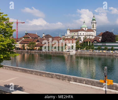 Solothurn, Schweiz - 19 Juli, 2013: Die Aare und die Gebäude der Stadt Solothurn zusammen. Die Stadt Solothurn ist die Hauptstadt der Sw Stockfoto