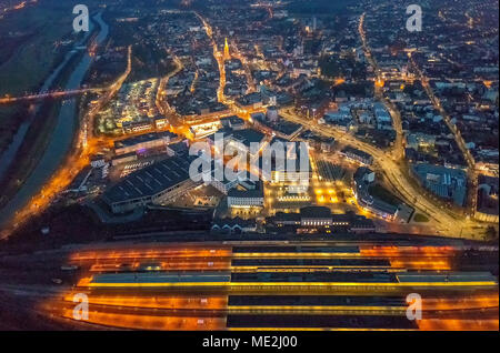 Luftaufnahme, Blick auf den Hauptbahnhof und Platz der Deutschen Einheit in der Nacht, Hamm, Ruhrgebiet, Nordrhein-Westfalen Stockfoto