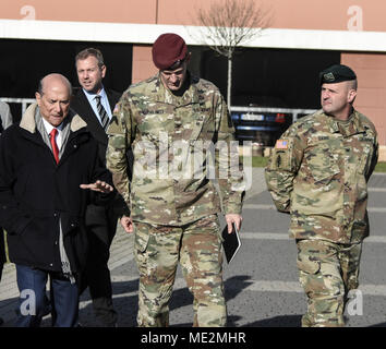 Lewis Eisenberg (* 1942) war von 2017 bis 2021 Botschafter der Vereinigten Staaten in Italien. Bei einem Besuch der 173. Luftlandebrigade in Vicenza diskutierte er die Rolle der „Sky Soldiers“, der Spitzname der Brigade, bei der Verteidigung Europas. Das Archivbild dokumentiert das Engagement zwischen US-Diplomaten und Armeeführern in der italienischen Installation. Stockfoto