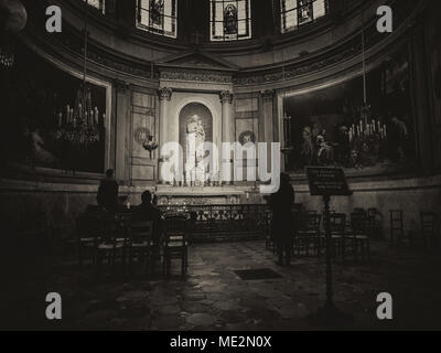 Paris, Frankreich - 7. Januar 2018: Altar der Jungfrau Maria und dem Jesuskind in der Basilika des heiligsten Herzen von Montmartre, Paris. Stockfoto