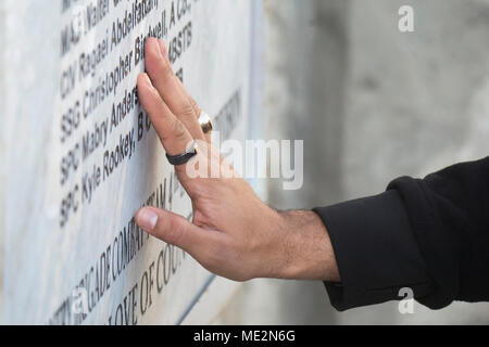 Ehrenmedaille Empfänger pensionierte Armee Kapitän Florent "Flo" Groberg würdigt diejenigen, die in der Tätigkeit am Th Fenty Memorial getötet wurden beim Besuch Operating Base Fenty mit der Vorsitzende USO Holiday Tour, Dez. 24, 2017. Nach medizinisch Zurückziehen als Kapitän, Groberg zurückgegeben als Symbol der Tapferkeit und Ausfallsicherheit für die Soldaten dieser Basis. Jetzt, Groberg trägt die Ehrenmedaille um seinen Hals für seine Aktionen in der Nähe Asadabad angegriffen hatten am 12.08.2012, Wenn er war schwer verletzt, die versuchen einen Angriff auf seine Patrouille zu stoppen durch Selbstmordattentäter. Dunford und Troxell, zusammen mit USO Animateure, vi Stockfoto