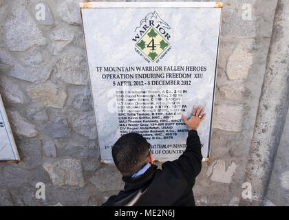 Ehrenmedaille Empfänger pensionierte Armee Kapitän Florent "Flo" Groberg würdigt diejenigen, die in der Tätigkeit am Th Fenty Memorial getötet wurden beim Besuch Operating Base Fenty mit der Vorsitzende USO Holiday Tour, Dez. 24, 2017. Groberg zurück zu fenty als Symbol der Tapferkeit und Ausfallsicherheit für die Soldaten dieser Basis. Jetzt, Groberg trägt die Ehrenmedaille um seinen Hals für seine Aktionen in der Nähe Asadabad angegriffen hatten am 12.08.2012, Wenn er war schwer verletzt, die versuchen einen Angriff auf seine Patrouille zu stoppen durch Selbstmordattentäter. Dunford und Troxell, zusammen mit USO Animateure, besuchte Service Mitglieder Wer sind d Stockfoto