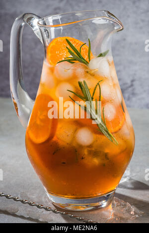 Eis kalten Tee mit Rosmarin im Krug. Stockfoto