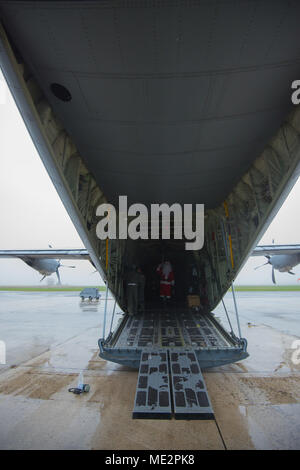 Familien der US-Flieger mit der 424Th Air Base Squadron, und von US-Soldaten an die 39th Signal Battalion zugeordnet, besuchen Sie Santa's Super C-130J Hercules Flugzeugen, auf chièvres Air Base, Dez. 21, 2017. Flieger mit der 37Th Airlift Squadron, 86th Airlift Wing, waren die Durchführung einer Schulung Flug mit dem 86Th Aeromedical Evacuation Squadron. (U.S. Armee Foto von visuellen Informationen Spezialist Pierre-Etienne Courtejoie) Stockfoto