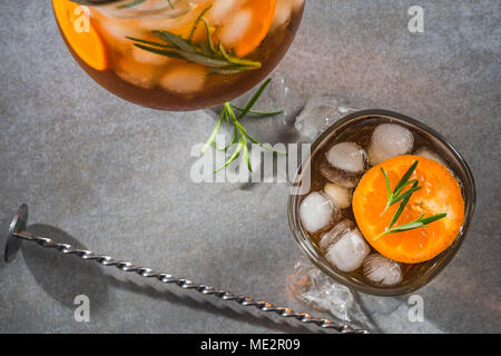 Eis kalten Tee in Krug und Glas mit Rosmarin garnieren. Stockfoto