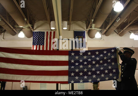 Beerdigung ehrt Mitglieder Praxis Präzision Flagge - Falten am Fort Custer Training Center, Dez. 7, 2017. (Michigan National Guard Foto von Jonathan Allen) Stockfoto