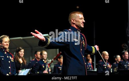 Lt.Cmdr. Adam Williamson, Direktor der Coast Guard Band, erkennt die Masse während einer Performance in Chicago, Dez. 21, 2017. Die Band war der empfohlene Service Band in diesem Jahr auf der Midwest Clinic International Band und Orchester Konferenz von mehr als 17.000 Menschen aus allen 50 Mitgliedstaaten sowie in mehr als 30 Ländern besucht. (U. S. Coast Guard Foto von Master Chief Petty Officer Alan Haraf). Stockfoto