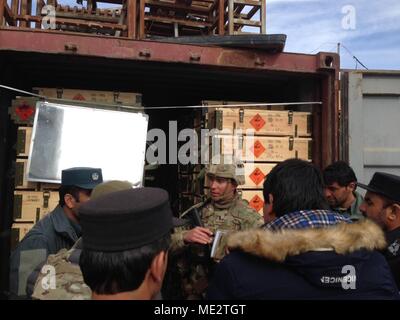 Die Task Force Südosten Polizei Advisor Team führte eine periodische Bahn, unterstützen, beraten und die Mission auf die 303Rd Zone Hauptsitz in Gardez, paktiya Province, afghanistan am Dez. 17, 2017. Oberleutnant Benjamin Skelton des 3 Infanterie Division Main Command Post operative Distanz, wird in diesem Bild Beratung Erhaltung Offiziere und Auftragnehmern aus der afghanischen nationalen Polizei auf Storage und Rechenschaftspflicht von Munition gezeigt. Stockfoto