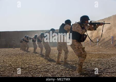Die Koalitionspartner unterstützen die irakischen Sicherheitskräfte als Terrorismusbekämpfung Service Studenten verschiedene grundlegende Schulungen einschließlich Abseilen, Gewehr Training, Schnelligkeit und Beweglichkeit Bohrgeräte und Einheit Zusammenhalt Übungen navigieren. Combined Joint Task Force - inhärenten Lösen, die globale Koalition zu besiegen ISIS im Irak und in Syrien. (U.S. Armee Foto von SPC. Quincy Adams) Stockfoto