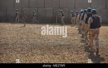 Die Koalitionspartner unterstützen die irakischen Sicherheitskräfte als Terrorismusbekämpfung Service Studenten verschiedene grundlegende Schulungen einschließlich Abseilen, Gewehr Training, Schnelligkeit und Beweglichkeit Bohrgeräte und Einheit Zusammenhalt Übungen navigieren. Combined Joint Task Force - inhärenten Lösen, die globale Koalition zu besiegen ISIS im Irak und in Syrien. (U.S. Armee Foto von SPC. Quincy Adams) Stockfoto