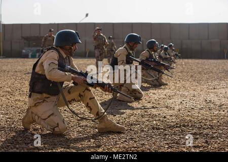Die Koalitionspartner unterstützen die irakischen Sicherheitskräfte als Terrorismusbekämpfung Service Studenten verschiedene grundlegende Schulungen einschließlich Abseilen, Gewehr Training, Schnelligkeit und Beweglichkeit Bohrgeräte und Einheit Zusammenhalt Übungen navigieren. Combined Joint Task Force - inhärenten Lösen, die globale Koalition zu besiegen ISIS im Irak und in Syrien. (U.S. Armee Foto von SPC. Quincy Adams) Stockfoto