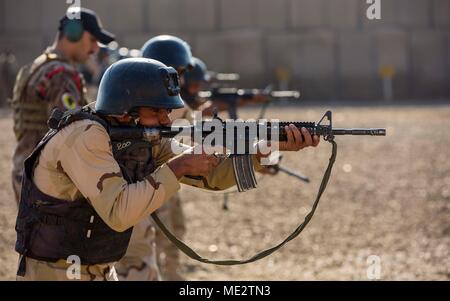 Die Koalitionspartner unterstützen die irakischen Sicherheitskräfte als Terrorismusbekämpfung Service Studenten verschiedene grundlegende Schulungen einschließlich Abseilen, Gewehr Training, Schnelligkeit und Beweglichkeit Bohrgeräte und Einheit Zusammenhalt Übungen navigieren. Combined Joint Task Force - inhärenten Lösen, die globale Koalition zu besiegen ISIS im Irak und in Syrien. (U.S. Armee Foto von SPC. Quincy Adams) Stockfoto