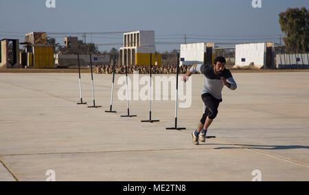 Die Koalitionspartner unterstützen die irakischen Sicherheitskräfte als Terrorismusbekämpfung Service Studenten verschiedene grundlegende Schulungen einschließlich Abseilen, Gewehr Training, Schnelligkeit und Beweglichkeit Bohrgeräte und Einheit Zusammenhalt Übungen navigieren. Combined Joint Task Force - inhärenten Lösen, die globale Koalition zu besiegen ISIS im Irak und in Syrien. (U.S. Armee Foto von SPC. Quincy Adams) Stockfoto