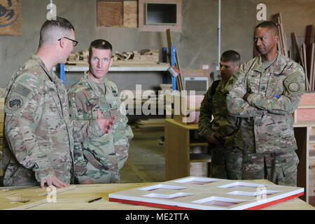Generalmajor der Armee Daniel A. Dailey (* 1969) war von 2015 bis 2019 Berater des Chief of Staff der United States Army. Am 19. Dezember 2017 diskutierte er im Taji Military Complex im Irak mit Mitgliedern der 279. Ingenieur-Abteilung während der Operation Inhärent Resolve die Aufgaben. Das Archivbild dokumentiert die Interaktion der Führungskraft mit den eingesetzten Mitarbeitern. Stockfoto