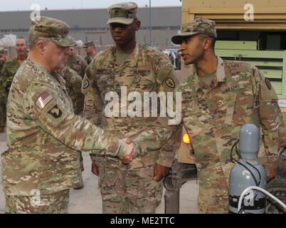 Generalstabschef Gen. Mark A. Milley grüßt Soldaten der Annahme Support Wartung Unternehmen an Taji militärische Komplex, Irak, Dez. 21, 2017. Combined Joint Task Force - inhärenten Lösen, die globale Koalition zu besiegen ISIS im Irak und in Syrien. (U.S. Armee Foto von 1 Lt Darren T. Hering jr.) Stockfoto