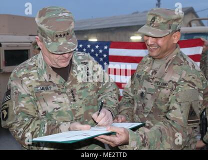 Generalstabschef Gen. Mark A. Milley Zeichen einen Eid von Rekrutierung für Sgt. 1. Klasse Julio Martinez, ein älterer Karriere Ratgeber mit der Sitz und die Hauptverwaltung Bataillon der 1. Gepanzerten Division, Taji militärische Komplex, Irak, Dez. 21, 2017. Combined Joint Task Force - inhärenten Lösen, die globale Koalition zu besiegen ISIS im Irak und in Syrien. (U.S. Armee Foto von 1 Lt Darren T. Hering jr.) Stockfoto