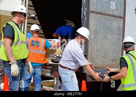 JUANA DIAZ, Puerto Rico, 21. Dezember 2017 - Die Environmental Protection Agency (EPA), des RCAP Lösungen, Subunternehmer aus den ökologischen Wiederherstellung, und FEMA zusammen arbeiten ordnungsgemäß zu sammeln und entsorgen Haushalt gefährliche Materialien, wie z.b. Fernseher, Drucker, Propan, Farbe und Reinigungsmittel. Die Einheimischen waren in der Lage, fallen zu lassen - diese Einträge kostenlos, um zu verhindern, dass illegal in die Folgen des Hurrikans Maria aus. 180 Punkte für den Hausgebrauch gefährliche Abfälle und 2.880 Pfund von elektronischen Materialien wurden für das Recycling gesammelt. Diese Bemühungen weiterhin auf verschiedenen Drop-off-Standorten in P Stockfoto