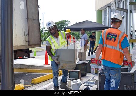 JUANA DIAZ, Puerto Rico, 21. Dezember 2017 - Die Environmental Protection Agency (EPA), des RCAP Lösungen, Subunternehmer aus den ökologischen Wiederherstellung, und FEMA zusammen arbeiten ordnungsgemäß zu sammeln und entsorgen Haushalt gefährliche Materialien, wie z.b. Fernseher, Drucker, Propan, Farbe und Reinigungsmittel. Die Einheimischen waren in der Lage, fallen zu lassen - diese Einträge kostenlos, um zu verhindern, dass illegal in die Folgen des Hurrikans Maria aus. 180 Punkte für den Hausgebrauch gefährliche Abfälle und 2.880 Pfund von elektronischen Materialien wurden für das Recycling gesammelt. Diese Bemühungen weiterhin auf verschiedenen Drop-off-Standorten in P Stockfoto