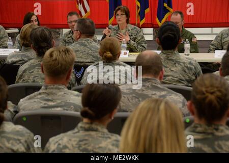 Kol. Karen Steiner, der 302Nd Aeromedical Staging Squadron Commander, beantwortet eine Frage aus dem Publikum während des Gesprächs im Dezember für die betriebliche Ausbildung des Commander Dez. 3, 2017 Peterson Air Force Base, Colo. Mehr als 700 finden Bürger Flieger den Anruf besucht und hatten die Möglichkeit, Textnachrichten mit Fragen zu einem Panel der Gruppe des Finden Wing und squadron Kommandeure zu senden. (U.S. Air Force Foto/Staff Sgt. Frank Casciotta) Stockfoto