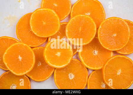 Orangenscheiben auf Marmor, aus der Nähe. Stockfoto