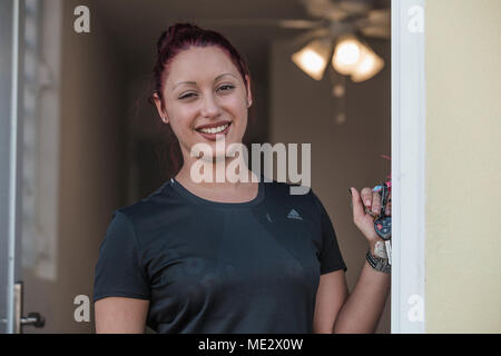 BAYAMÓN, Puerto Rico, Dez. 21, 2017 -- Ein überlebender Lächeln vor Ihr neues Zuhause auf Zeit in Bayamón. Die FEMA Direct Lease Programm sorgt für vorübergehende Unterbringung von Überlebenden, wenn Vermietung Ressourcen nicht verfügbar sind. Im Rahmen dieses Programms alle Nebenkosten Aufwendungen sind in der Miete enthalten und die FEMA abgedeckt. Eduardo Martínez / FEMA Stockfoto