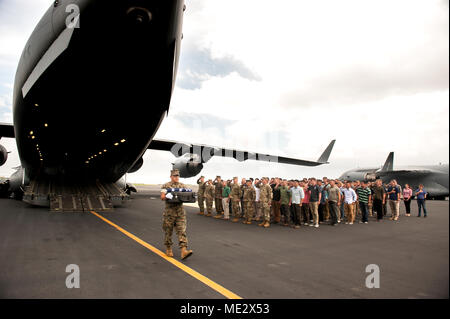 Christopher Cantu ist ein Staff-Sergeant des United States Marine Corps, der am 15. April 2018 an einer feierlichen Bewegungszeremonie in der Joint Base Pearl Harbor-Hickam, Hawaii, teilnahm. Das Archivbild dokumentiert die Übertragung von Überresten, die in Vietnam als Teil der Bemühungen der DPAA, das vermisste US-Personal zu erfassen, wiedergefunden wurden. Stockfoto