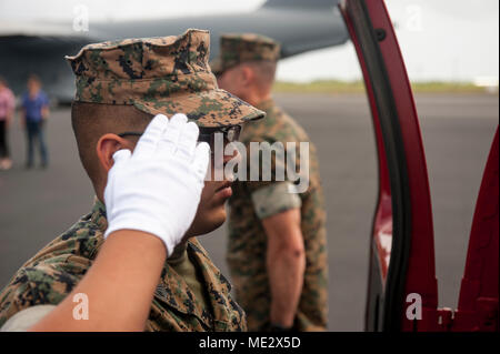 Christopher Cantu ist ein Staff-Sergeant des United States Marine Corps, der der Defense POW/MIA Accounting Agency zugeteilt wurde und am 15. April 2018 während einer feierlichen Bewegung in der Joint Base Pearl Harbor-Hickam, Hawaii, einen Gruß hielt. Das Archivbild dokumentiert die zeremonielle Ehre für in Vietnam wiedergewonnene Überreste im Rahmen der DPAA-Buchhaltungsaufgaben. Stockfoto