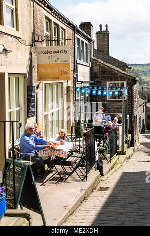 Cafés an der Hauptstraße in der Ortschaft Haworth, in der Nähe von Bradford, der Heimat der berühmten bronte Familie. Stockfoto