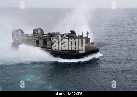 180417-N-FF 029-028 SASEBO, Japan (17. April 2018) Landing Craft air cushion (LCAC) 29, zugeordnet zu den Naval Beach (NBU) 7, disembarks den amphibischen Angriff Schiff USS BONHOMME RICHARD (LHD6). Die ausschiffung Marken final NBU 7-Bereitstellung mit Bonhomme Richard, wie das Schiff für eine homeport Verschiebung zu San Diego nach sechs Jahren vorwärts zu Sasebo, Japan im Einsatz vorbereitet. (U.S. Marine Foto von Mass Communication Specialist 3. Klasse Daniel Charest/Freigegeben) Stockfoto